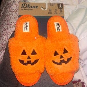 Memory foam deluxe slippers 🎃 NWT